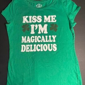 Green "kiss me I'm magically delicious" tee XXL